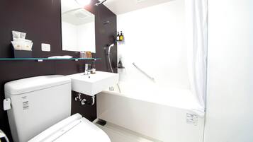Combined shower/bathtub, deep-soaking bathtub, free toiletries