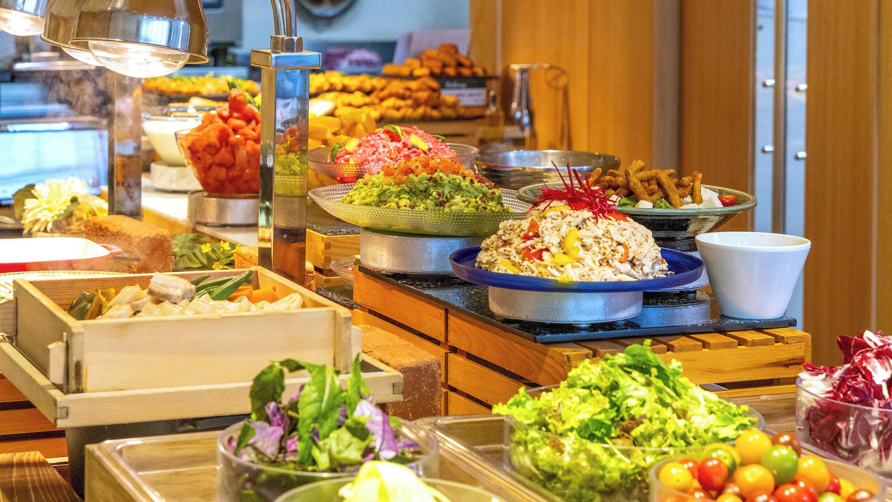 Daily buffet breakfast (JPY 2200 per person)
