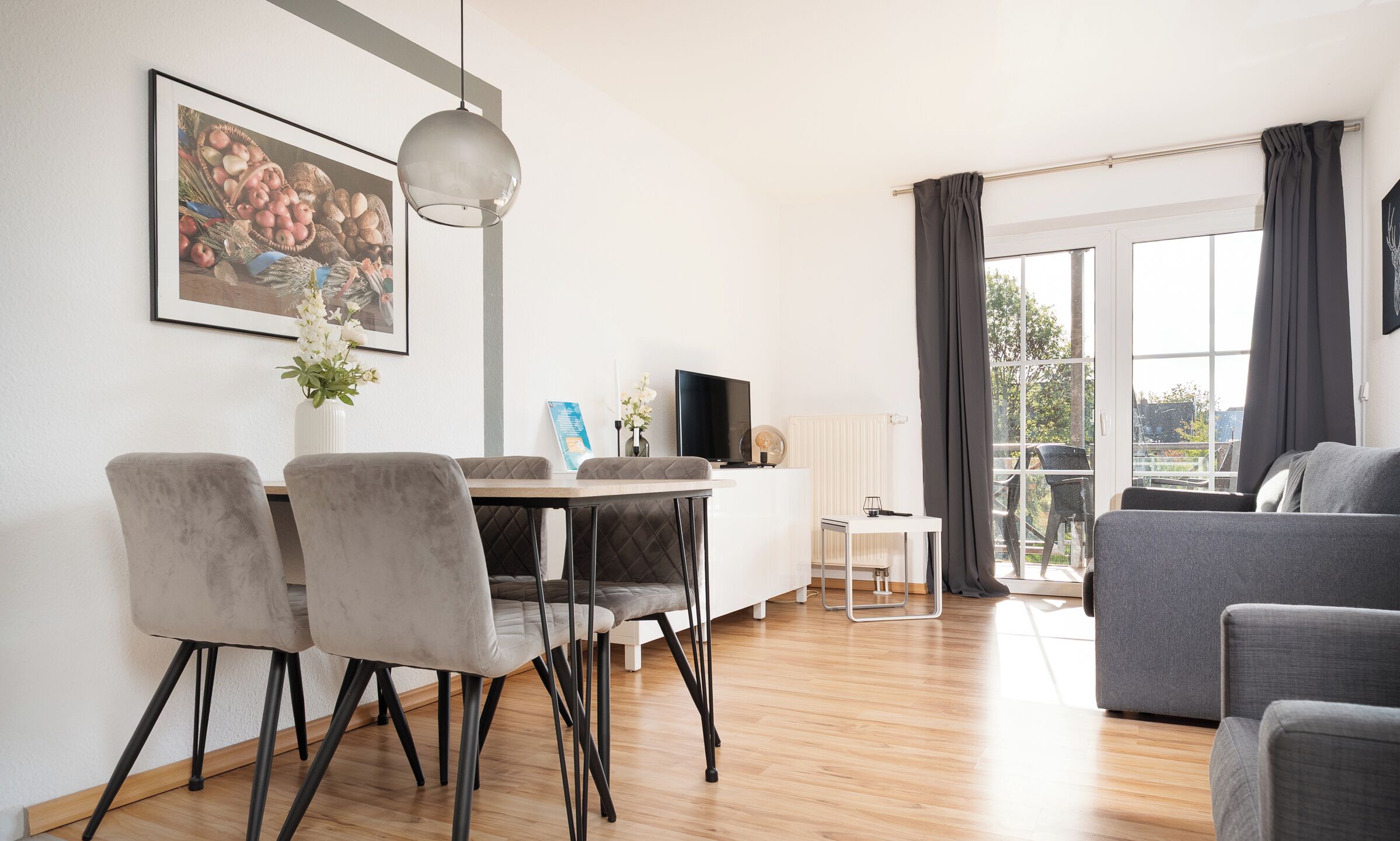 Televisie, een dvd-speler en een stereo