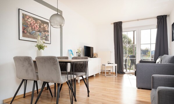 Fernseher, DVD-Player, Stereoanlage