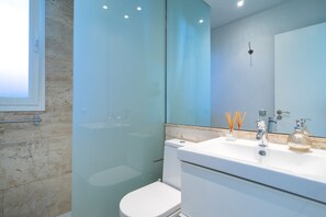 Regadera, secadora de cabello, toallas, jabón