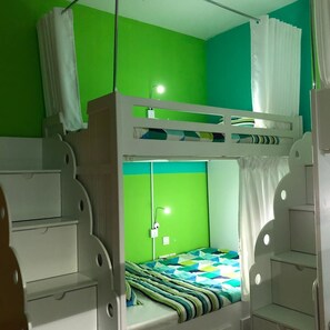 Dormitorio compartido Confort, varias camas, no fumadores, vistas al canal | 2 dormitorios, escritorio, wifi gratis