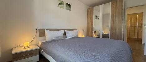 2 bedrooms, travel crib, free WiFi