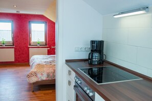 ثلاجة، فرن، موقد طهي مسطح، غسالة أطباق