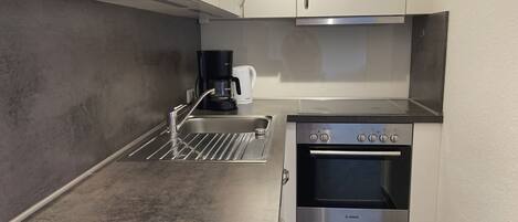 ثلاجة، فرن، موقد طهي مسطح، غسالة أطباق