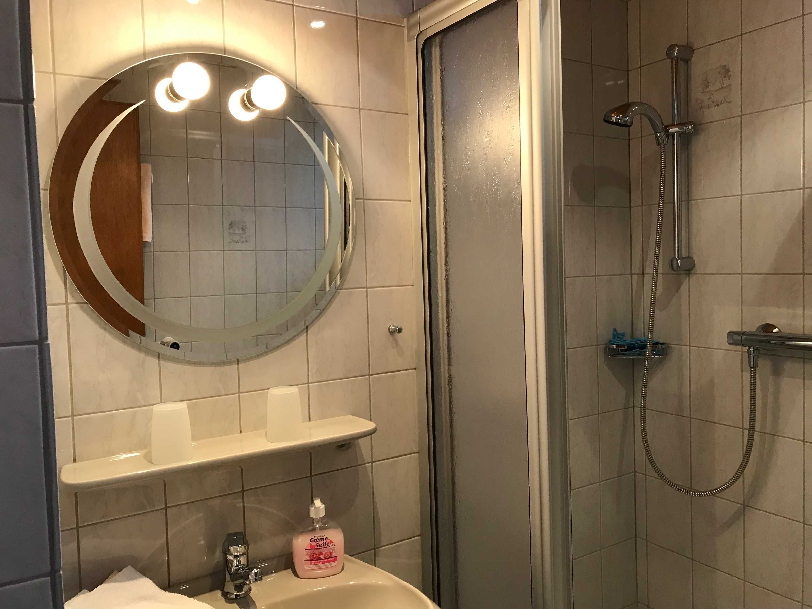 Douche, sèche-cheveux, serviettes fournies, papier toilette