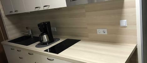 冷蔵庫、電子レンジ、コーヒー / ティーメーカー、電気ポット