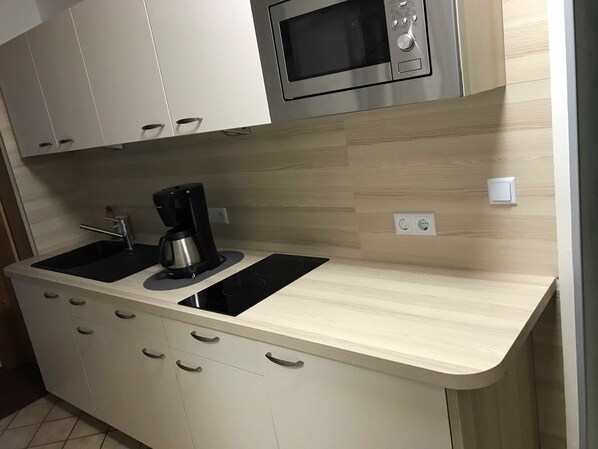 Réfrigérateur, micro-ondes, cafetière/bouilloire, bouilloire électrique