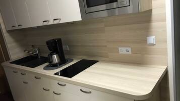 冰箱、微波炉、茶具/咖啡用具、电热水壶