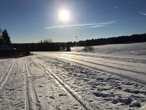 A snowy landscape with tire tracks and a clear sky. - Private rental Ina - holiday room (Clausthal-Zellerfeld)