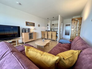 Fernseher, Tischtennisplatte, Stereoanlage