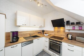 Kühlschrank, Mikrowelle, Ofen, Herdplatte