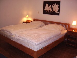 2 bedrooms, travel cot, WiFi