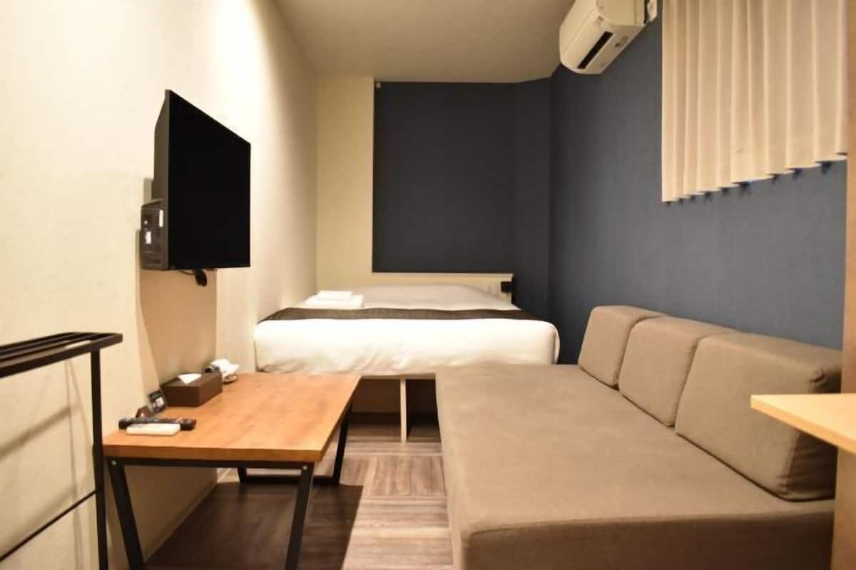 Hypo-allergenic bedding available, desk, blackout drapes, soundproofing