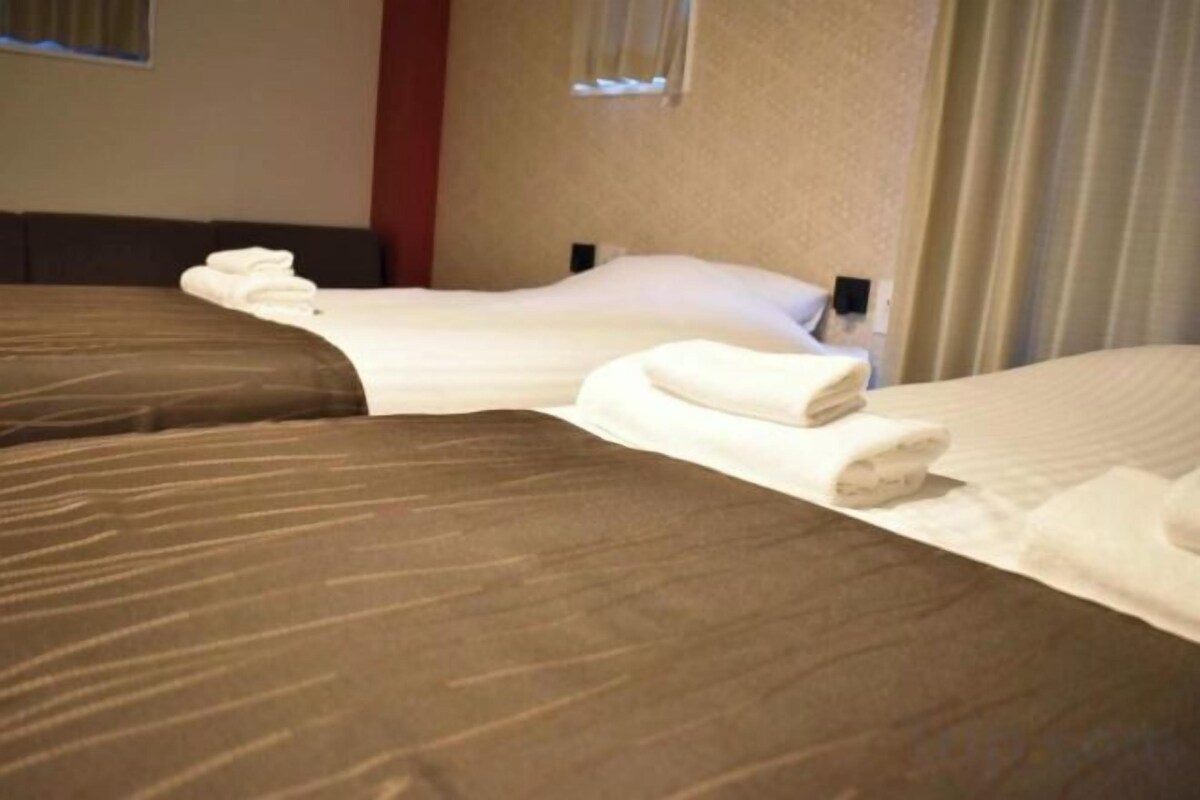 Hypo-allergenic bedding available, desk, blackout drapes, soundproofing