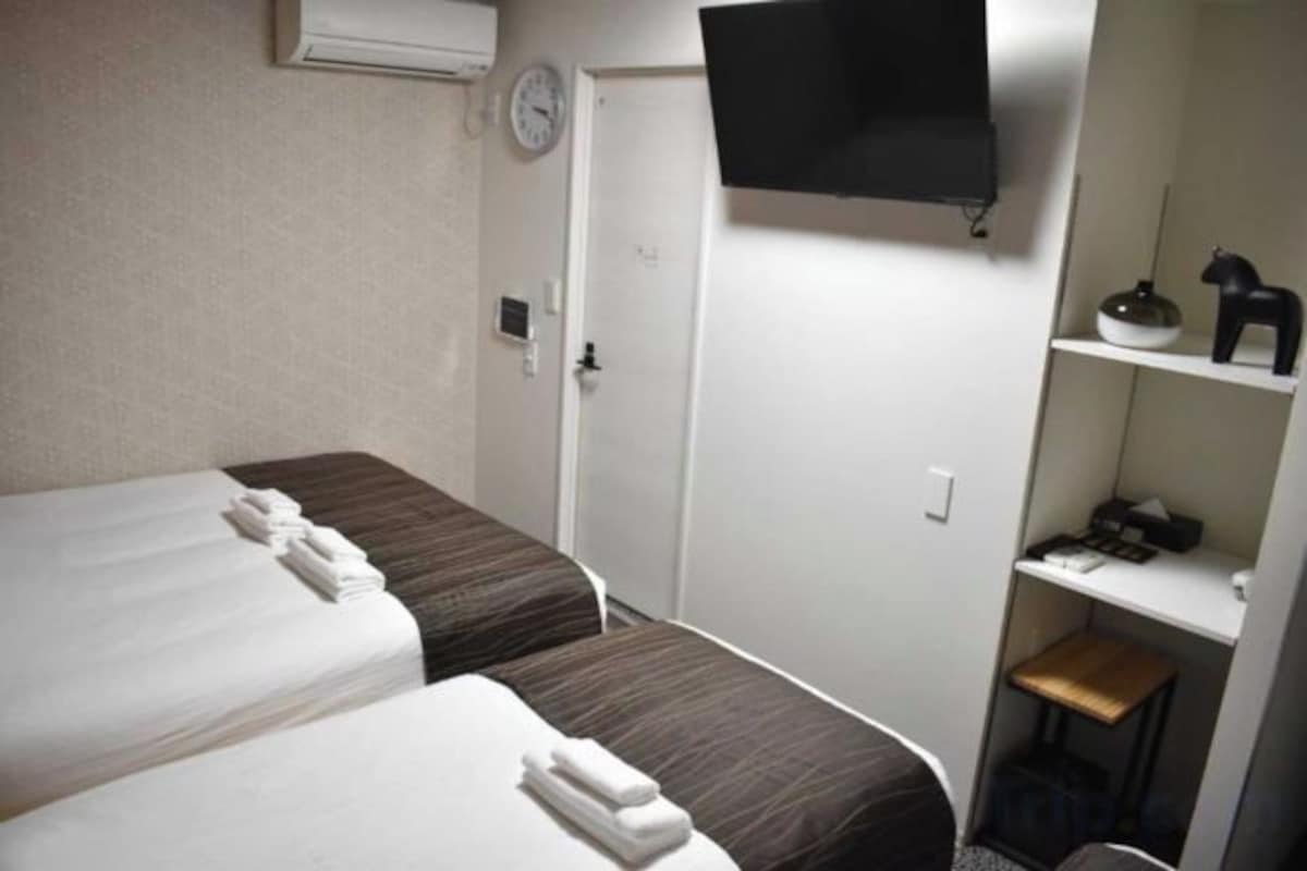 Hypo-allergenic bedding available, desk, blackout drapes, soundproofing