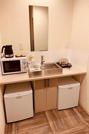 Fridge, microwave, electric kettle, cookware/dishes/utensils - Shinsaibashi House (Osaka)