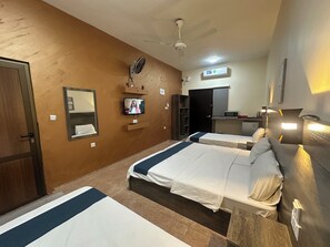 Chambre quadruple économique, 1 chambre, terrasse, vue sur la mer | Coffre-fort, ameublement unique, bureau