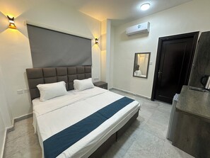 Economy tweepersoonskamer, terras, uitzicht op zee | Een kluis op de kamer, individueel gemeubileerd, een bureau