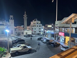 Economy driepersoonskamer, terras, uitzicht op bergen | Terras