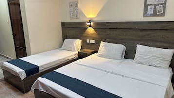 Basic-Dreibettzimmer, 1 Schlafzimmer, Terrasse, Bergblick | Zimmersafe, individuell eingerichtet, Schreibtisch