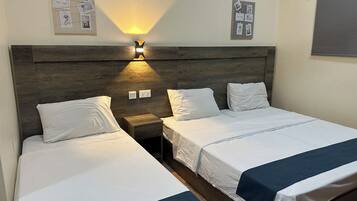 Basic-værelse til 3 personer - 1 soveværelse - terrasse - bjergudsigt | Pengeskab på værelset, individuel indretning, skrivebord