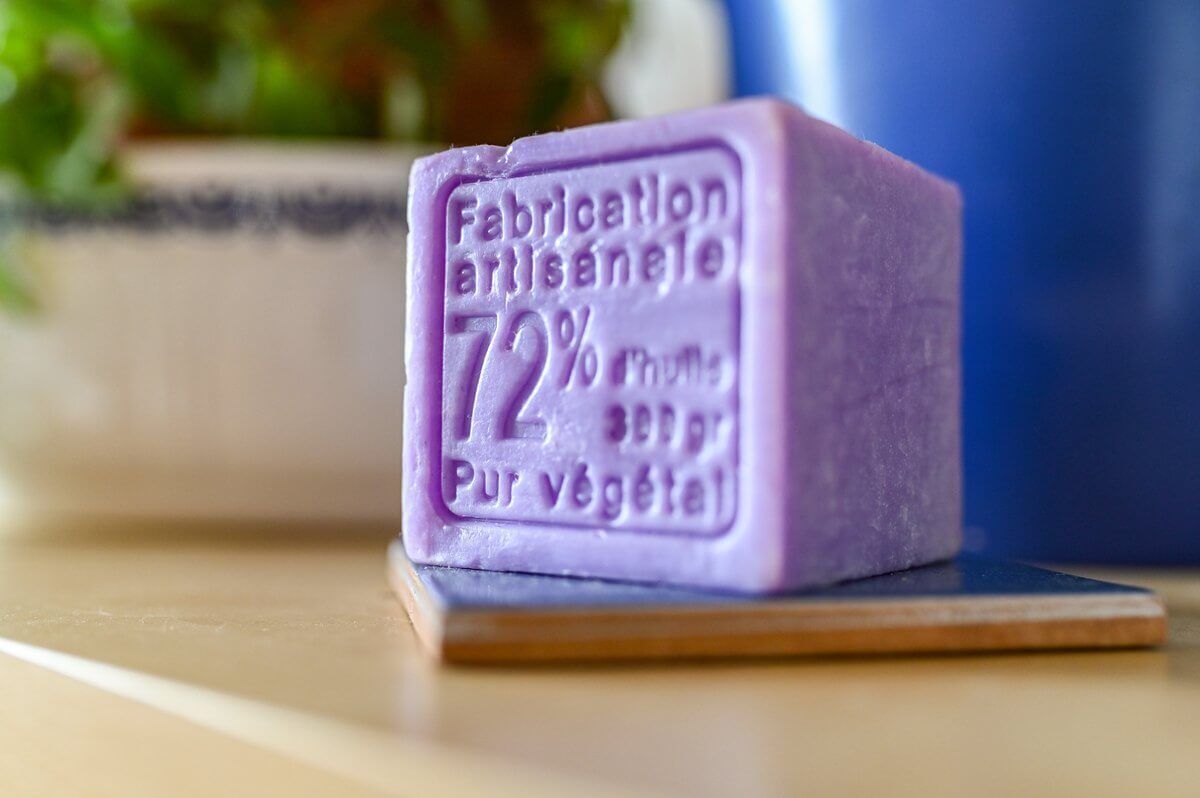 Un savon violet avec une inscription indiquant qu’il est composé à 72 % d’ingrédients d’origine végétale.