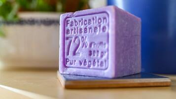 Un savon violet avec une inscription indiquant qu’il est composé à 72 % d’ingrédients d’origine végétale.