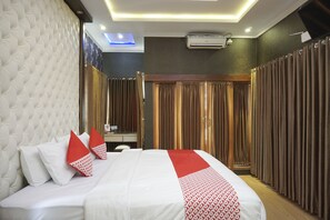 Deluxe Suite, 1 Double Bed, Non Smoking | Desk, free WiFi