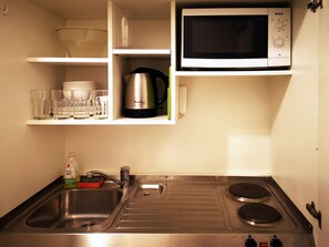 Refrigerador, microondas, placa de cocina, tetera/pava eléctrica