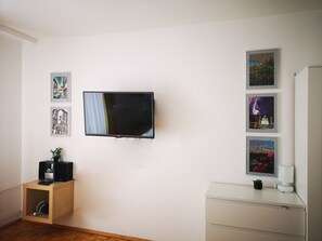 Estudio, vista a la ciudad | Insonorización, tabla de planchar con plancha y cunas gratuitas 
