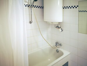 Studio, City View | Bathroom | Free toiletries, hair dryer, towels