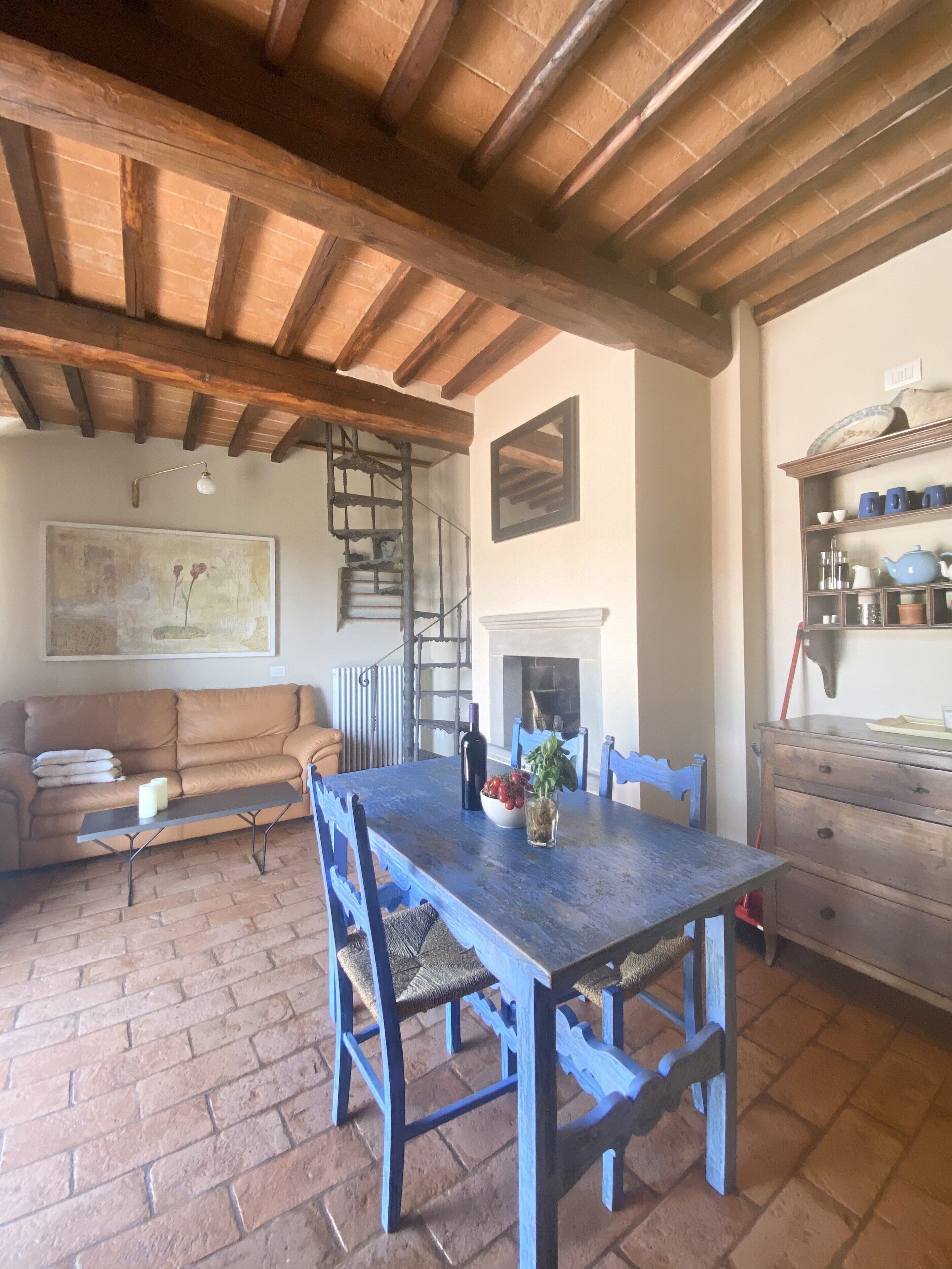 Smart-TV, peis, bøker og stereoanlegg