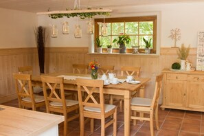 Dining - Modern yurt autumn life (Herbsleben)
