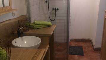 Dusche, Haartrockner, Handtücher, Seife