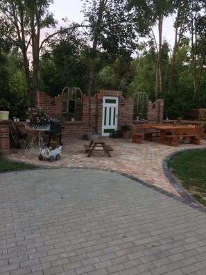 Outdoor dining - Modern yurt autumn life (Herbsleben)