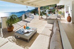 屋外ダイニングエリア