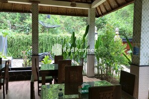 Breakfast, lunch and dinner served - Visual Inn (Penida Island)