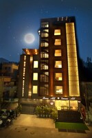 Un hotel moderno con un letrero llamativo que dice 
