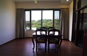 Apartment | Essbereich im Zimmer