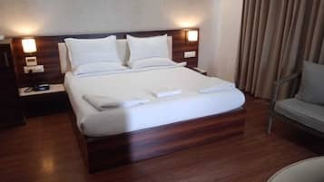 Deluxe Apartment | 1 bedroom, desk, laptop workspace, blackout curtains