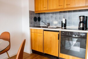 Kühlschrank, Ofen, Herdplatte, Wasserkocher mit Kaffee-/Teezubehör