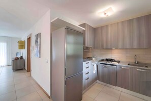 Frigorífico, microondas, horno y placa de cocina