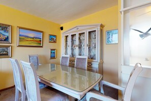 Living room - Palo Alto Holiday Condo Bloubergstrand (Cape Town)