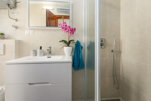 Dusche, Haartrockner, Handtücher