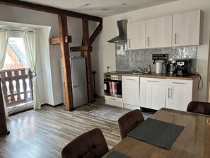 Fridge, oven, stovetop, dishwasher