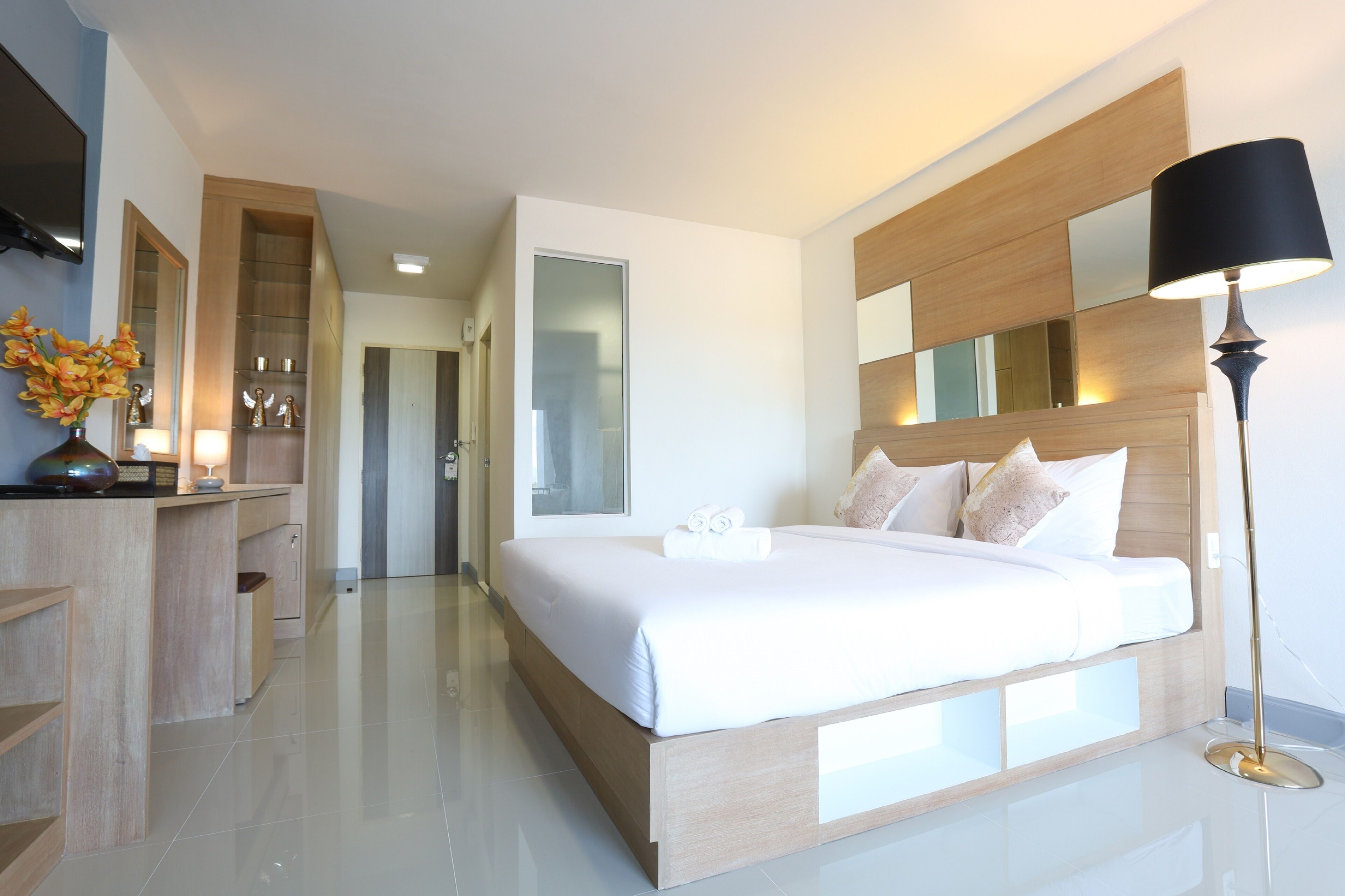 Kamar Double Deluks | Meja kerja, ruang kerja ramah laptop, dan tirai kedap cahaya