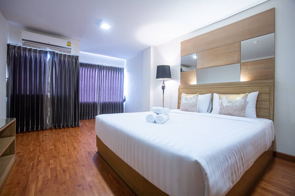 1 bedroom, desk, laptop workspace, blackout curtains