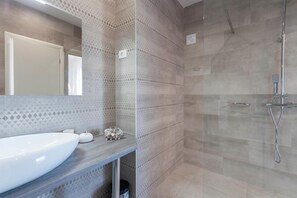 Dusche, Haartrockner, Handtücher