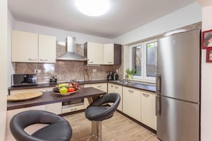 Kühlschrank, Mikrowelle, Ofen, Herdplatte